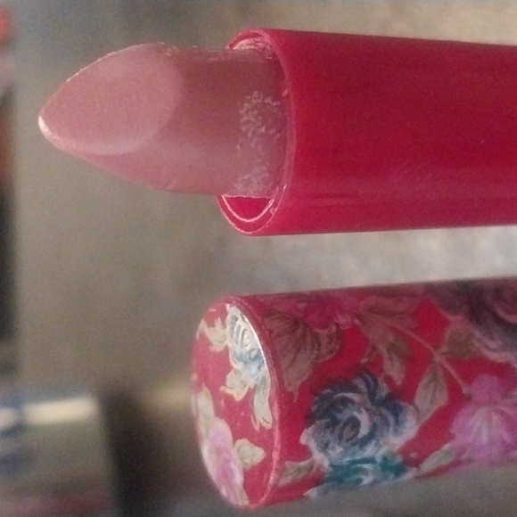 Aloe vera (free) designer lipstick - Picture 2 of 3